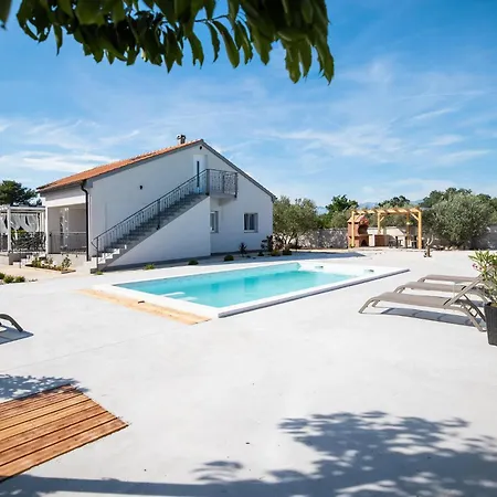 Hébergement de vacances Stunning In Vrsi With Wifi *