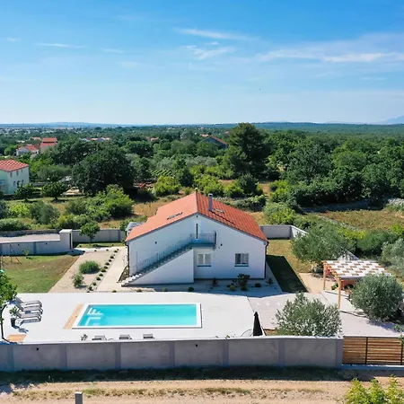 Hébergement de vacances Stunning In Vrsi With Wifi *